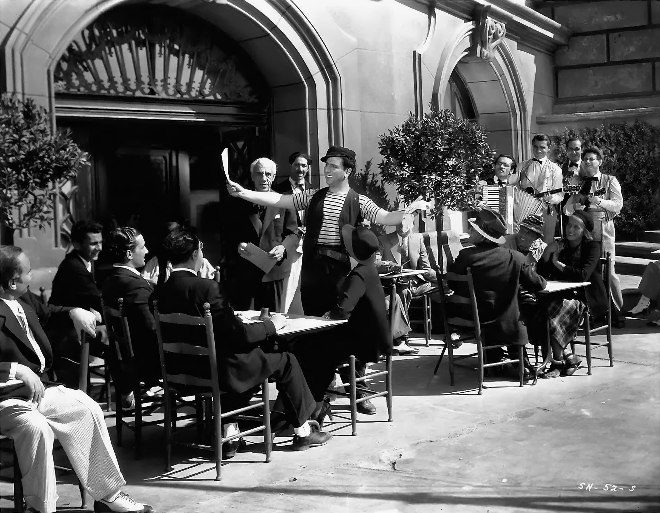 Enrico Caruso Jr. as Enrico Daspurro in the musical film El Cantante de Napoles (1935).